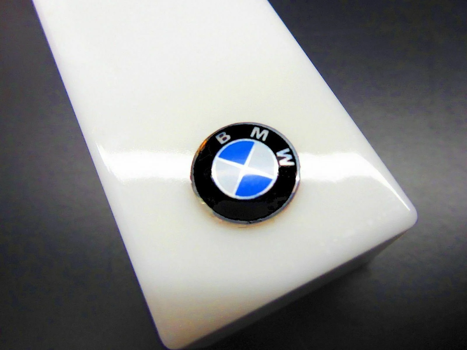 1x für BMW Aufkleber 3D 11mm Schlüssellogo Emblem Schriftzug selbstklebend 1er 3er 5er 6 7 und X viele weitere Modelle