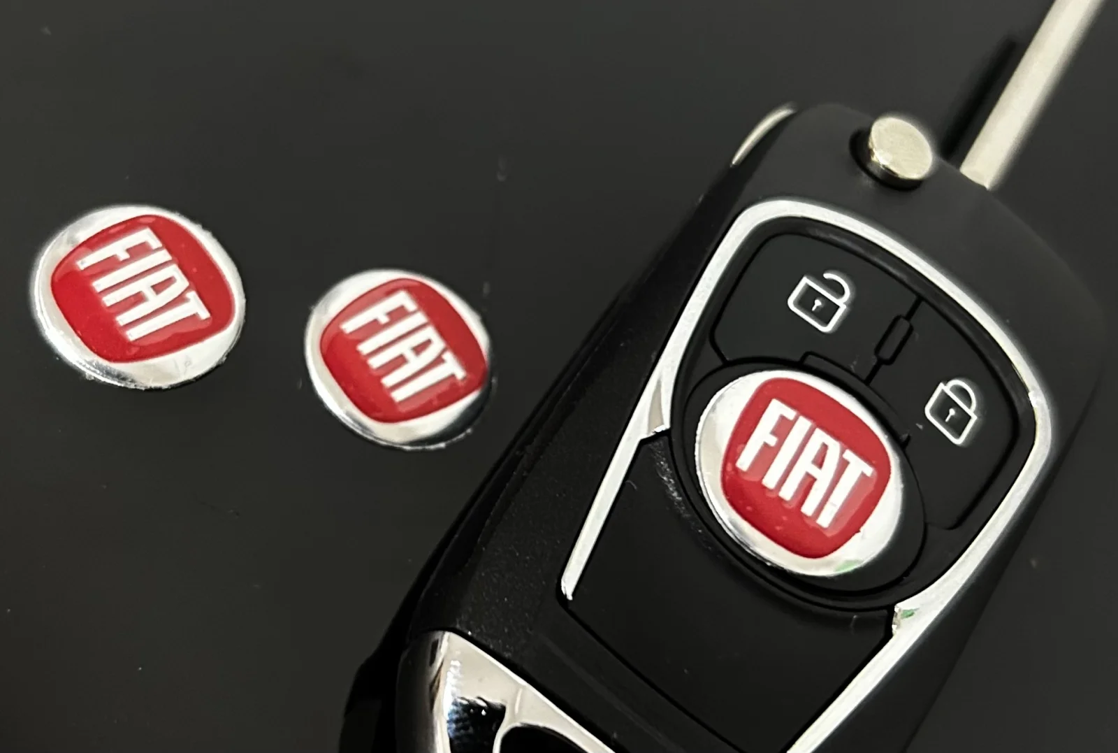 1x für Fiat 15mm Aufkleber ALU Schlüssellogo Emblem Schriftzug rot/silber Schlüsselemblem – Bild 3