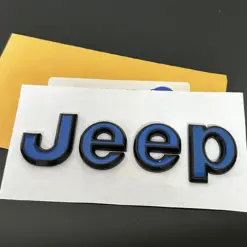 1x neu für Jeep Emblem 140mm Metall SCHWARZ BLAU glänzend Schriftzug Logo OVP Patch selbstklebend