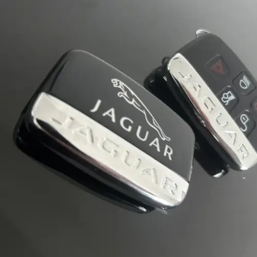 Alternative view of 1x NEU JAGUAR Schlüsselgehäuse EDITION 4 Tasten Metall Kunststoff glänzend schwarz mit Logo Emblem