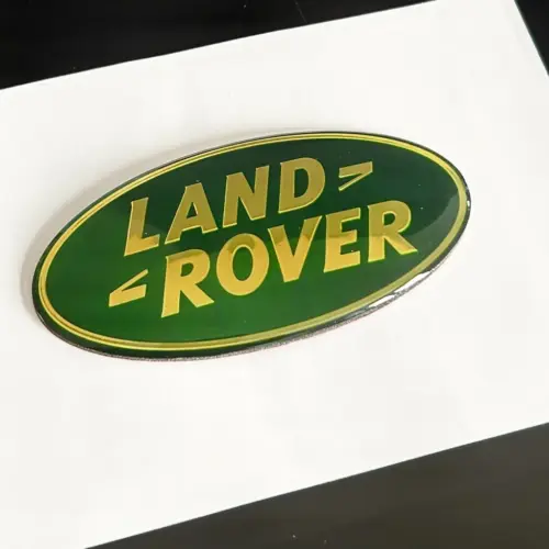 1x neu LAND ROVER Grill Emblem 8,6 x 4,3cm grün/gold Emblem Schriftzug Logo LR053190G