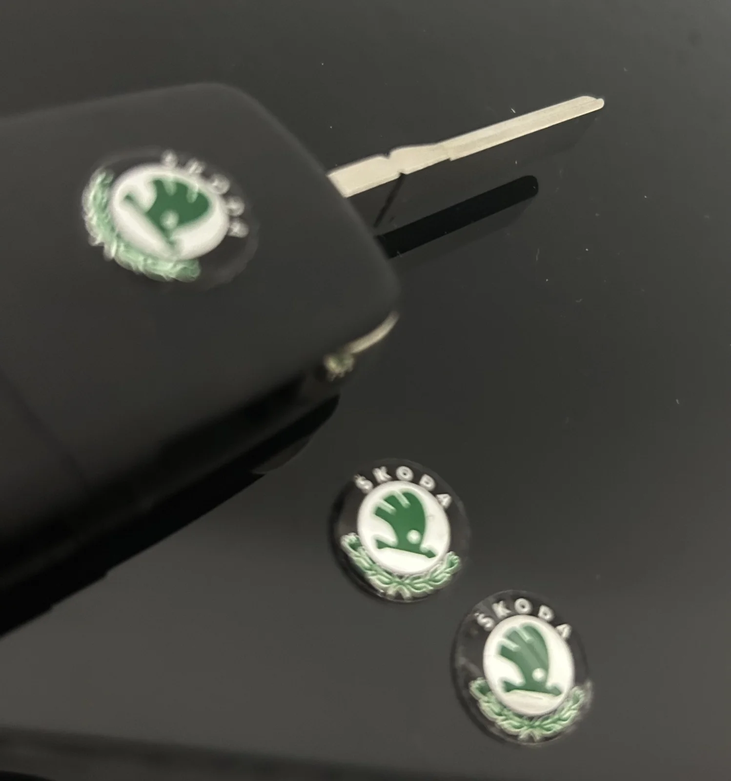 1x SKODA original Schlüssel 14mm Aufkleber ALU Schlüssellogo Emblem Schriftzug LOGO – Bild 3