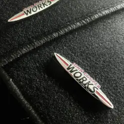 2x MINI Cooper  WORKS Teppich Metall Emblem 9cm Chrom Logo Schild Emblem