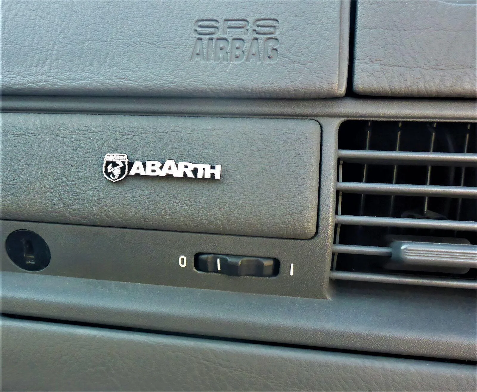 ABARTH 3D Aluschild 45x11mm Lenkrad Amatur Spiegel Aufkleber SPEAKER Logo Emblem