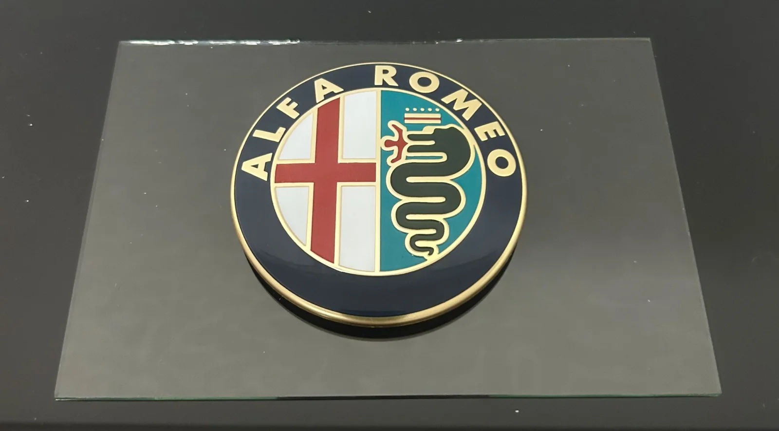 Alfa Romeo Rarität GLASSCHILD Aufsteller Logo Schild Emblem Schriftzug Plakette – Bild 4