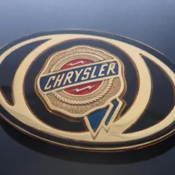 1x NEU Chrysler Grille Emblem Black+Gold Emblem Schriftzug Logo Mopar 04805157