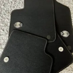 NEU für Fiat Abarth 500 595 Autoteppich SET mit Metallemblemen