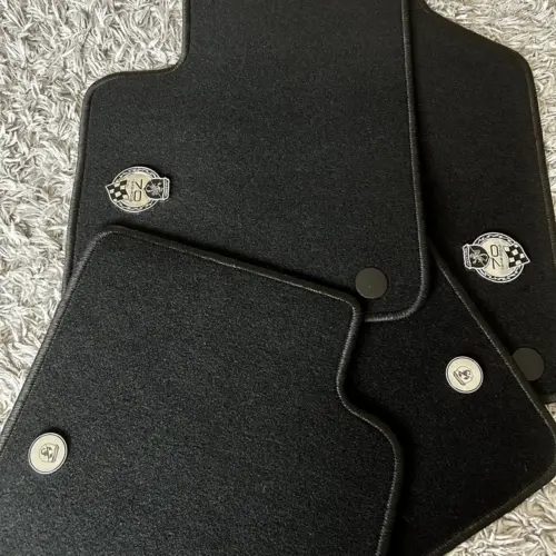 NEU für Fiat Abarth 500 595 Autoteppich SET mit Metallemblemen